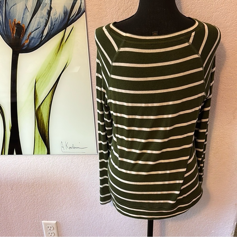 Must bundle shirt size small - Picture 4 of 6